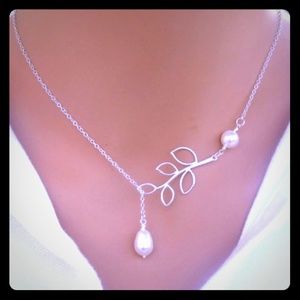 Leaf and Double Faux Pearl Necklace